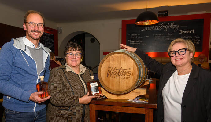 Brauereichef Michael Ketterer, Ursula Waters von The Waters Distillery in Würm und Pfarrerin Heike Reisner-Baral freuen sich auf „Bibel und Whisky“.
