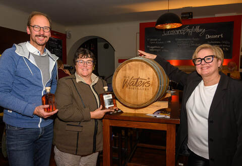 Brauereichef Michael Ketterer, Ursula Waters von The Waters Distillery in Würm und Pfarrerin Heike Reisner-Baral freuen sich auf „Bibel und Whisky“.