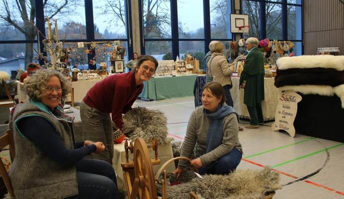Mit Liebe handgemacht sind die Kissen aus Gotlandschafwolle, die Ulrike Beichert(von links) und Leonie Paulig auf dem Markt der KostBarKeiten präsentieren, denMartina Schreiber in der Ellmendinger Turnhalle organisiert hat.Julian Zachmann