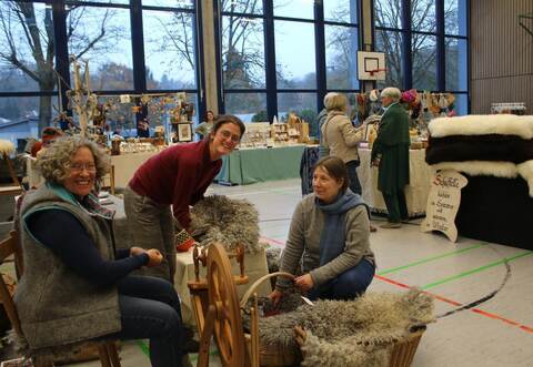 Mit Liebe handgemacht sind die Kissen aus Gotlandschafwolle, die Ulrike Beichert(von links) und Leonie Paulig auf dem Markt der KostBarKeiten präsentieren, denMartina Schreiber in der Ellmendinger Turnhalle organisiert hat.Julian Zachmann