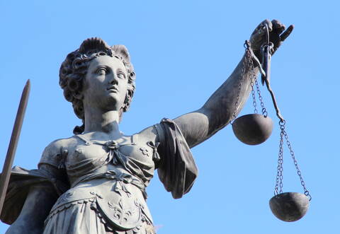 Der Gold-Klau hat sich vor der Auswärtigen Strafkammer des Landgerichts Karlsruhe am Amtsgericht Pforzheim spannend gestaltet. Laut Tipps von anonymen Telefonaten sollen in einem Jahr zehn bis 15 Millionen Euro gestohlen worden sein.