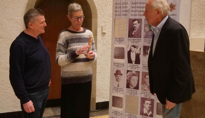 Halten in Mühlacker das Gedenken an die Opfer hoch: Referent Wolfhard Bickel (rechts), Christiane Bastian-Engelbert und der Neffe des 1944 hingerichteten Friedrich Schwab, Martin Schwab.