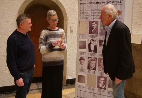 Halten in Mühlacker das Gedenken an die Opfer hoch: Referent Wolfhard Bickel (rechts), Christiane Bastian-Engelbert und der Neffe des 1944 hingerichteten Friedrich Schwab, Martin Schwab.