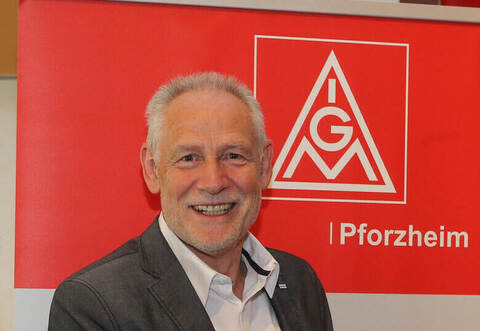 Der ehemalige Landesvorsitzende des Deutschen Gewerkschaftsbunds (DGB) Martin Kunzmann findet bei seiner Rede klare Worte.