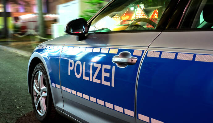Ein SUV-Fahrer hat laut Polizei gegen 11.30 Uhr bei einem Überholvorgang in Ispringen einen Roller-Fahrer übersehen.