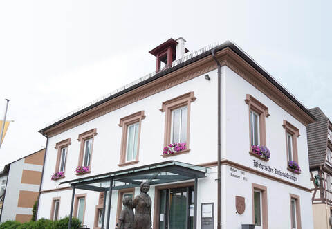 Viele Beschäftigte der Kämpfelbacher Gemeindeverwaltung arbeiten im Ersinger Rathaus. Auch für sie fordern CDU und Freie Wähler im Gemeinderat einen Personalausschuss.