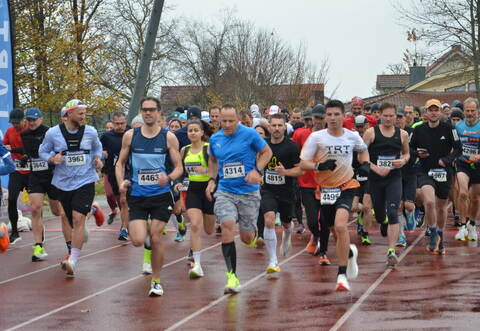Trotz des Regens war die Teilnehmerzahl beim Karlsbader Volkslauf wieder groß. Hier der Start über zehn Kilometer.