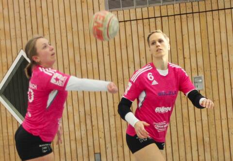 Mit einem Sieg und einer Niederlage ist der TSV Dennach mit Anna-Lisa Aldinger (links) und Sonja Pfrommer in die Hallensaison gestartet.