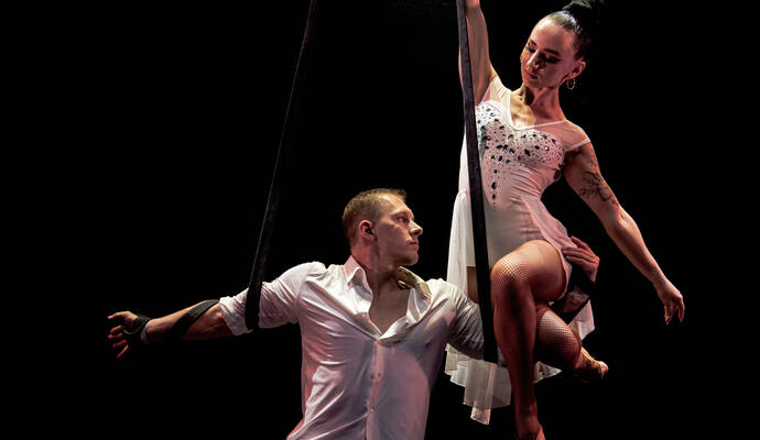 Mit Luftgurten zeigt in großer Höhe das „Duo Daylight“, das Anna Stelmakh und Evgenii Slypukhinbilden, seine Kunst.