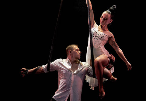 Mit Luftgurten zeigt in großer Höhe das „Duo Daylight“, das Anna Stelmakh und Evgenii Slypukhinbilden, seine Kunst.