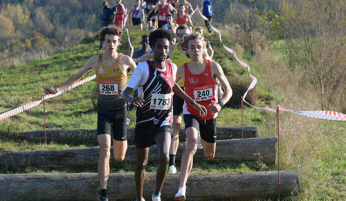 Beim Crosslauf in Huchenfeld können auch schon mal Stämme auf der Strecke liegen. Für Mamiyo Nuguse (Mitte) war das letztes Jahr kein Problem. Er wurde Dritter hinter Markus Görger (rechts) und Nick Jäger (links).