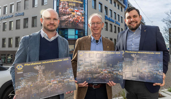 Hinten an PZ Nova prangt digital das, was Moritz Geiger, Wolfram Sinnwell und Philipp Dörflinger (von links) leibhaftig in Händen halten: der beliebte Adventskalender des Lions Clubs Pforzheim.