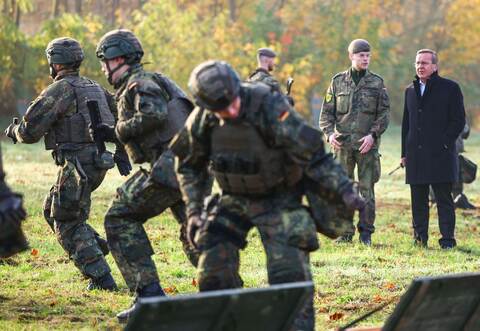 Verteidigungsminister besucht Heimatschutzregiment 2