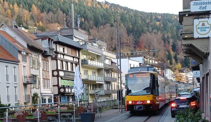 An manchen Stellen in Bad Wildbad ist Ausweichen kaum möglich, wenn die S-Bahn kommt.