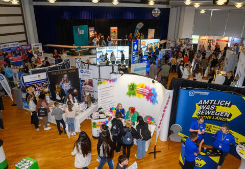 In der Kirnbachhalle informieren sich die Schüler.