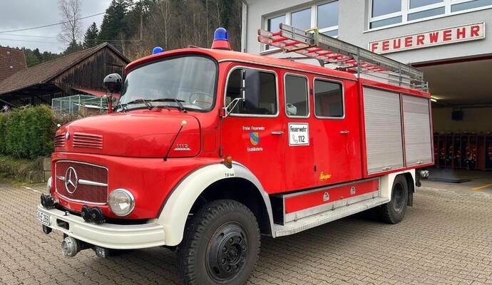 Nach über 50 Jahren steht das Löschfahrzeug noch immer im Dienst – und das mit der gleichen Verlässlichkeit wie am ersten Tag.