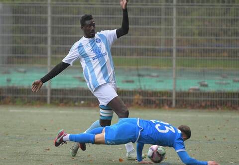 Bloß nicht stolpern: Weder die Favoriten noch die Außenseiter wollen in den letzten Spielen vor der Winterpause – hier eine Szene aus der Partie Ispringen (links) gegen Büchenbronn) zu Montasbeginn – Punkte liegen lassen.