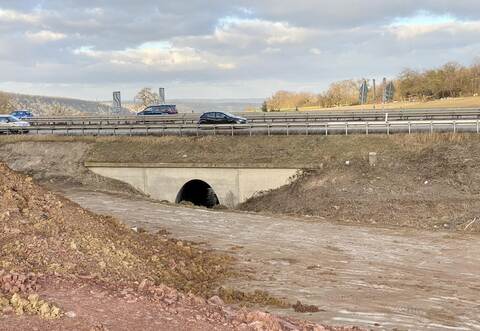 Keine Spur von römischem Mauerwerk: Der Schillbachdurchlass unweit der Raststätte wird beim Ausbau der A8 verlängert.