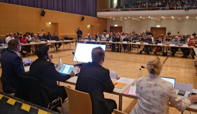 Die unklare Zukunft des Vaisana-Ärztehauses mobilisiert die Bürgerschaft: Die mehrstündige Sondersitzung des Gemeinderats füllt die Stadthalle.