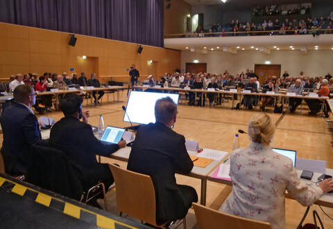 Die unklare Zukunft des Vaisana-Ärztehauses mobilisiert die Bürgerschaft: Die mehrstündige Sondersitzung des Gemeinderats füllt die Stadthalle.