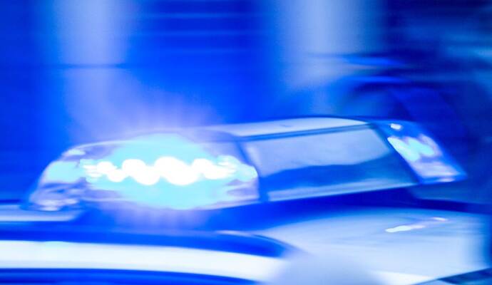 Frau bringt Granatenhülle und Pistole zur Polizei