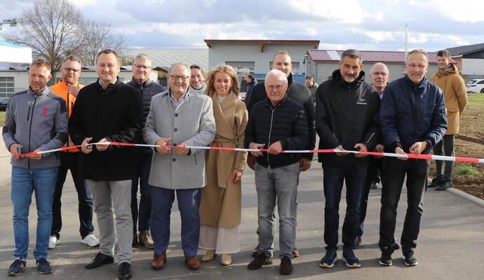 Ein Team am Band: Andreas Zumbach (von links), Philip Kicher, Simon Bolg (Bürgermeister von Sulzfeld), Axel Heck, Oberderdingens Bürgermeister Thomas Nowitzki, Claudia Richt, Cathrin Wöhrle (Bürgermeisterin von Zaisenhausen), Siegfried Gerst, Moritz Baumann (Bürgermeister von Kürnbach), Jochen Lanz, Reinhold Nett und Stefan Freitag.