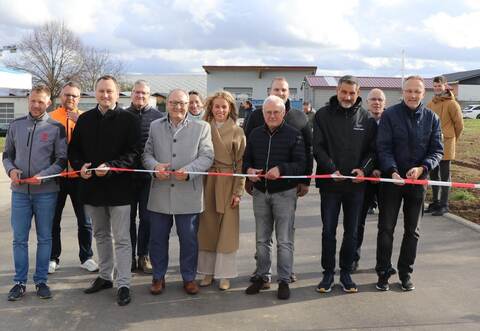 Ein Team am Band: Andreas Zumbach (von links), Philip Kicher, Simon Bolg (Bürgermeister von Sulzfeld), Axel Heck, Oberderdingens Bürgermeister Thomas Nowitzki, Claudia Richt, Cathrin Wöhrle (Bürgermeisterin von Zaisenhausen), Siegfried Gerst, Moritz Baumann (Bürgermeister von Kürnbach), Jochen Lanz, Reinhold Nett und Stefan Freitag.