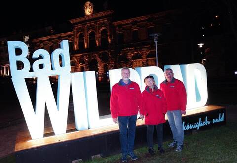 Bei der 100. Nachtwanderung präsentieren sich (von links) Wolfgang Treiber, Karla Arp und Ralf Kuhnle am Wildbader Foto-Point.