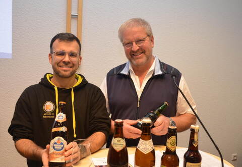 Referent Michael Schwantge (links) und Moderator Albert Haug freuen sich beim 50. Großglattbacher Männervesper auf die gemeinsame Bierverkostung unter dem Titel: „Von gutem Bier und gutem Leben“. Britta Bischoff-Krappel