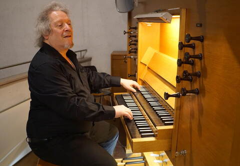 Johannes Mayr begleitet die US-amerikanische Stummfilmkomödie „Buster Keaton: Verflixte Gastfreundschaft“ an der Orgel.