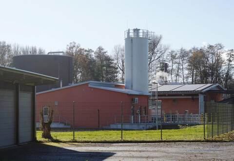 Im neuen Silobehälter lagert diepulverisierte Aktivkohle, mit der die Kläranlage nun arbeitet.