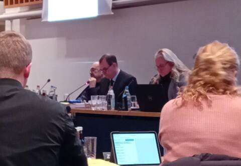 Aufmerksam haben die Mühlacker Ratsmitglieder am Montagabend die Haushaltsrede von OB Frank Schneider (Mitte) verfolgt.