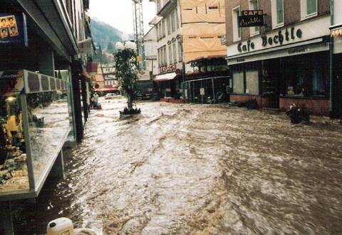 Wassermassen schossen am 15. Februar 1990 durch die Wildbader Innenstadt. Auch mit Blick darauf dringt der Kreis heute auf ein Risiko-Management.