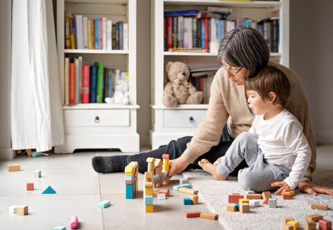 Im Umgang mit Kindern und zum Beispiel aus Bauklötzen kleine Dörfer gestalten, damit kennen sich gelernte Erzieher aus. Nur noch bis Ende 2025 wird für das Projekt „FlexiPäd“ aus dem Enzkreis flexibles Fachpersonal gesucht, danach wird es eingestellt.