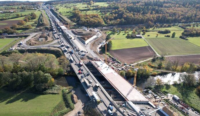 Der Blick von oben auf die Autobahn-Baustelle.