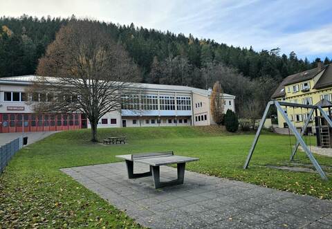 Karlsruher Unternehmen Feigenbutz prüft, ob für den bestehenden Standort des Feuerwehrgerätehauses ein An- und Umbau möglich ist und welche Auswirkungen dies auf die Schulwiese hätte.