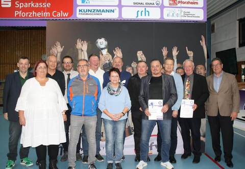 Verantwortlich und die bei der Versammlung anwesenden Geehrten des FC Nöttingen: (vorn von links) Natalie Weidlich, Thomas Egel, Andrea Kindler,, Gerd Schneider, (hinten von links) Dirk Steidl, Joachim Huber, Kai Rebmann, Bernd Roth, Michael Wittwer, Joachim Schäfer, Alfred Ulshöfer, Andreas Schmidt und Jürgen Steimle.