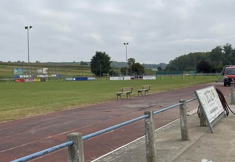 Die marode Tartanbahn beim Knittlinger Fußballplatz wird entfernt und durch eine Rasentragschicht ersetzt. Das hat der Gemeinderat beschlossen.