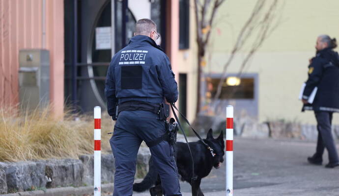 Mit Hunden wurden die Schulen durchsucht.