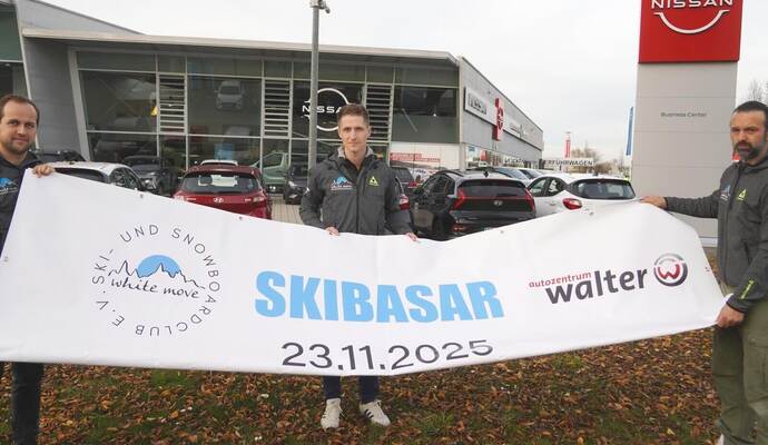 Eigentlich hätte der Skibasar des Ski- und Snowboardclubs „White Move“ am Sonntag im Autozentrum Walter stattfinden sollen. Adrian Bornbaum, Nils Wilhelmund Christian Kraft (von links) zeigen eines der großen Plakate, das sie dafür bereits angefertigt hatten.