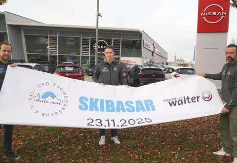 Eigentlich hätte der Skibasar des Ski- und Snowboardclubs „White Move“ am Sonntag im Autozentrum Walter stattfinden sollen. Adrian Bornbaum, Nils Wilhelmund Christian Kraft (von links) zeigen eines der großen Plakate, das sie dafür bereits angefertigt hatten.