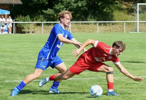 Ganz schön ins Straucheln gekommen ist im Lauf der Vorrunde der SV Huchenfeld (rechts mit Valentin Armbruster), der – wie hier bereits am ersten Spieltag im Derby gegen den FC Ersingen (Valentin Hauser) – allzu häufig als Verlierer vom Platz gehen musste.