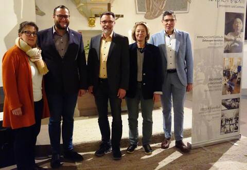 Die Akteure der Veranstaltung „Wildbad und die nationalsozialistische Rassen- und Gesundheitspolitik“in der Wildbader Stadtkirche: Diakonin Beate Kunz, Bürgermeister Marco Gauger, Schuldekan Thorsten Trautwein sowie die Referenten Marina Lahmann und Gabriel Stängle (von links).