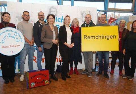 Michaela Ungerer, Felix Höckh, Timo Grund, Staatssekretärin Ute Leidig, Bürgermeisterin Julia Wieland, Christine Langen vom Verein „kinderfreundliche Kommunen“, Andreas Beier, Thomas Merz, Heide-Rose Brückner und Ulrike Kieninger (von links) mit dem Siegel.