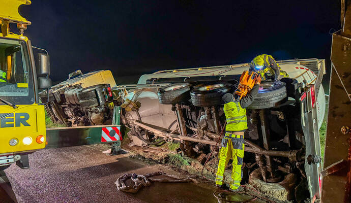 Aufwendig gestalteten sich die Bergungsarbeiten eines umgefallenen, tonnenschweren Silotransporters.