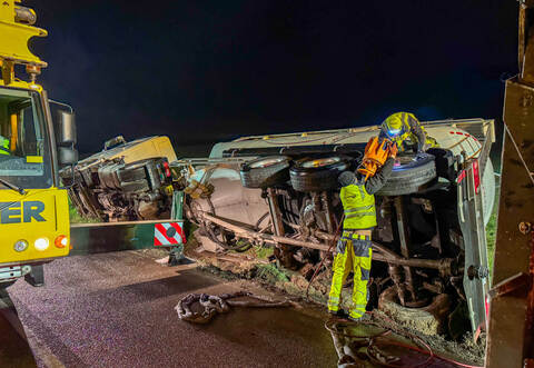 Aufwendig gestalteten sich die Bergungsarbeiten eines umgefallenen, tonnenschweren Silotransporters.