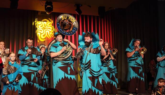 Da bebt die Bergdorfhalle: Die Bü-Hoi-Cravallos legen lautstark los.