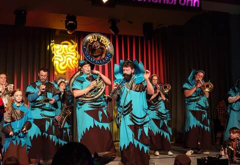 Da bebt die Bergdorfhalle: Die Bü-Hoi-Cravallos legen lautstark los.