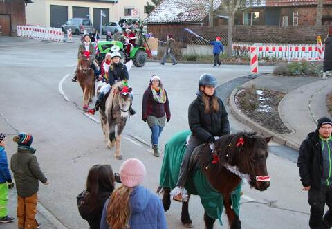 Originell geschmückte Pferde und Traktoren: Angeführt von den Islandponys, bewegt sich der Umzug, initiiert vom Reiterverein Islandpferdefreunde, durch das Dorf.