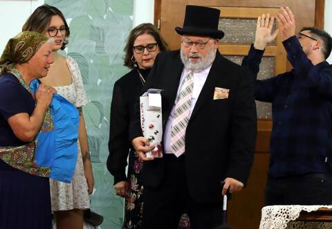 Der vermeintlichem Absturz von Opa Franz, gespielt von Steffen Maurer (Mitte) sorgt für dramatischen Verwicklungen und eine Enthüllung, die kollektive Fassungslosigkeit auslöst. Das Bild zeigt von links: Gabi Hertl-Schucker, Maja Schwartz, Diana Maier, Steffen Maurer und Patrick Eckert.